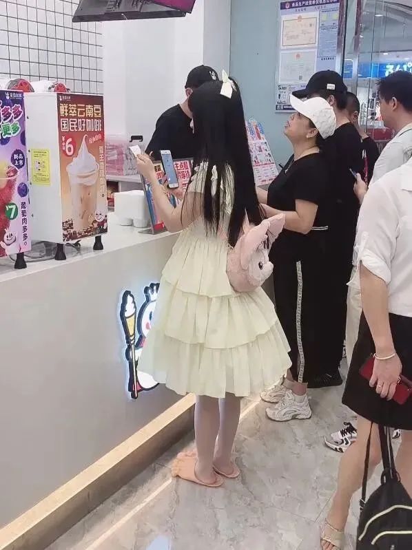 妹子窮的絲襪都破了！插圖10