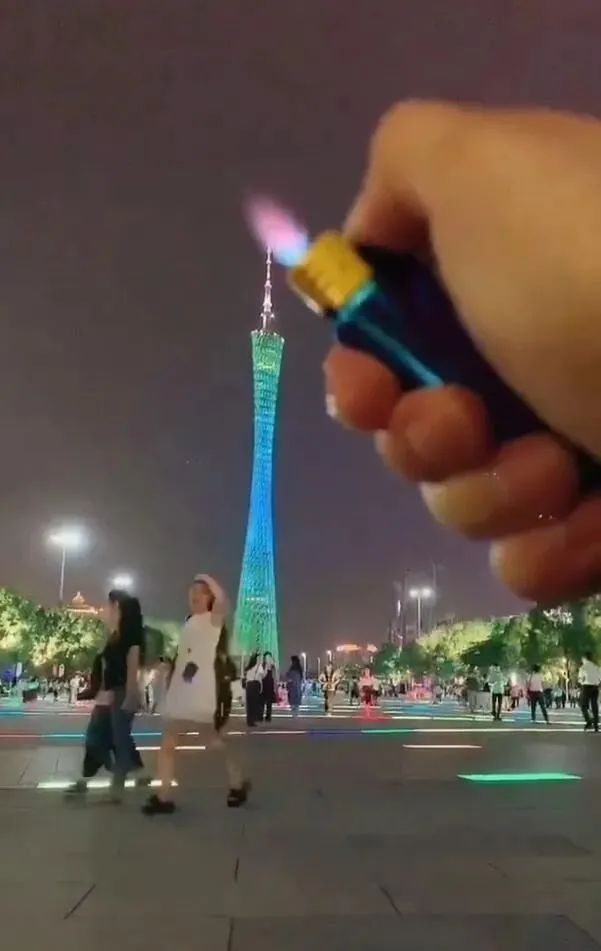妹子窮的絲襪都破了！插圖22