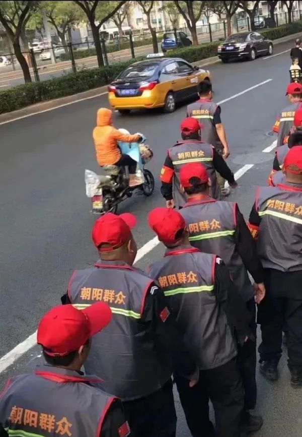 小姐姐?睡過站了，要不要叫醒她？插圖7