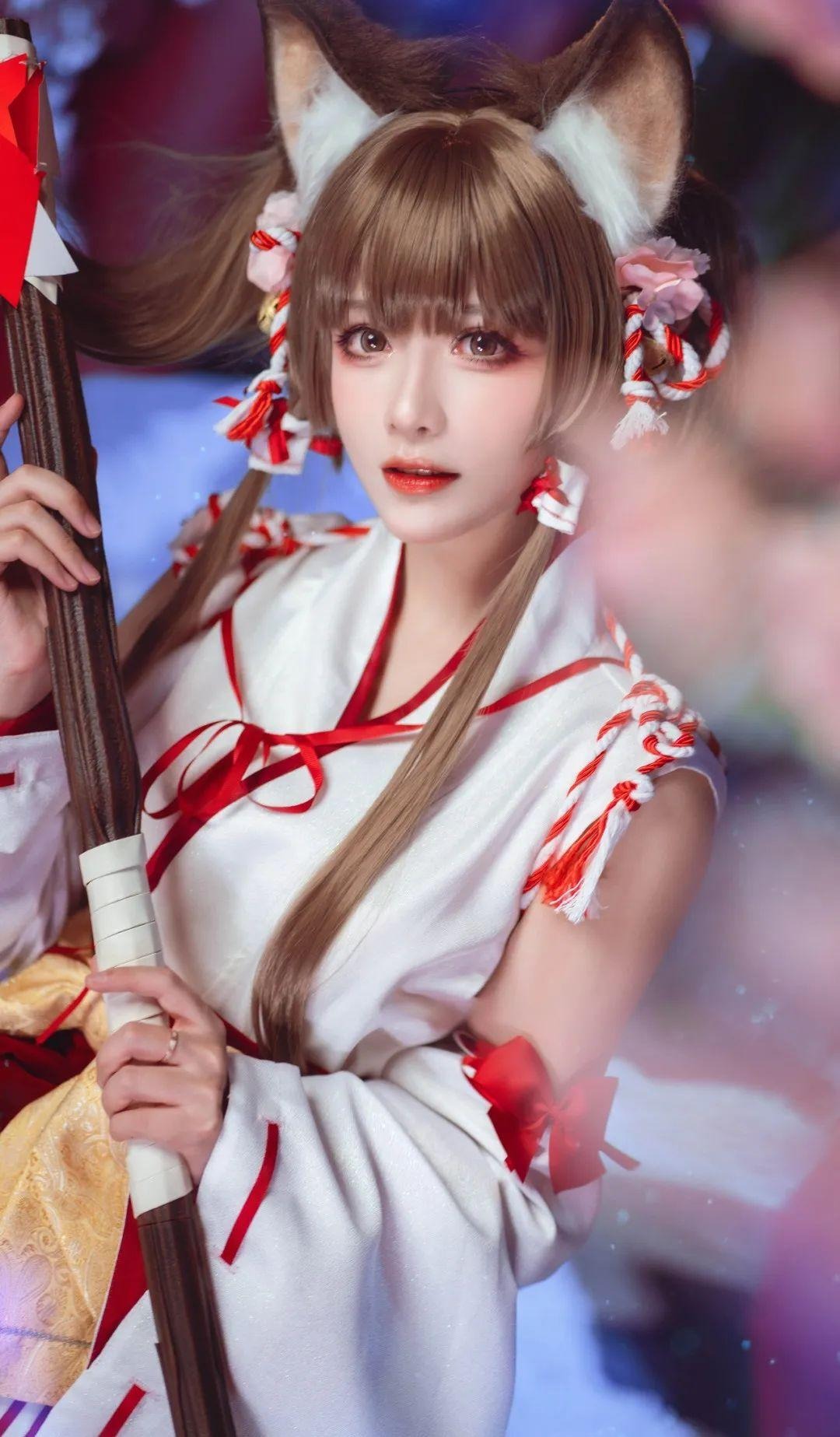 優莉娜，俏皮的巫女《盾之勇者成名錄：浪潮》插圖